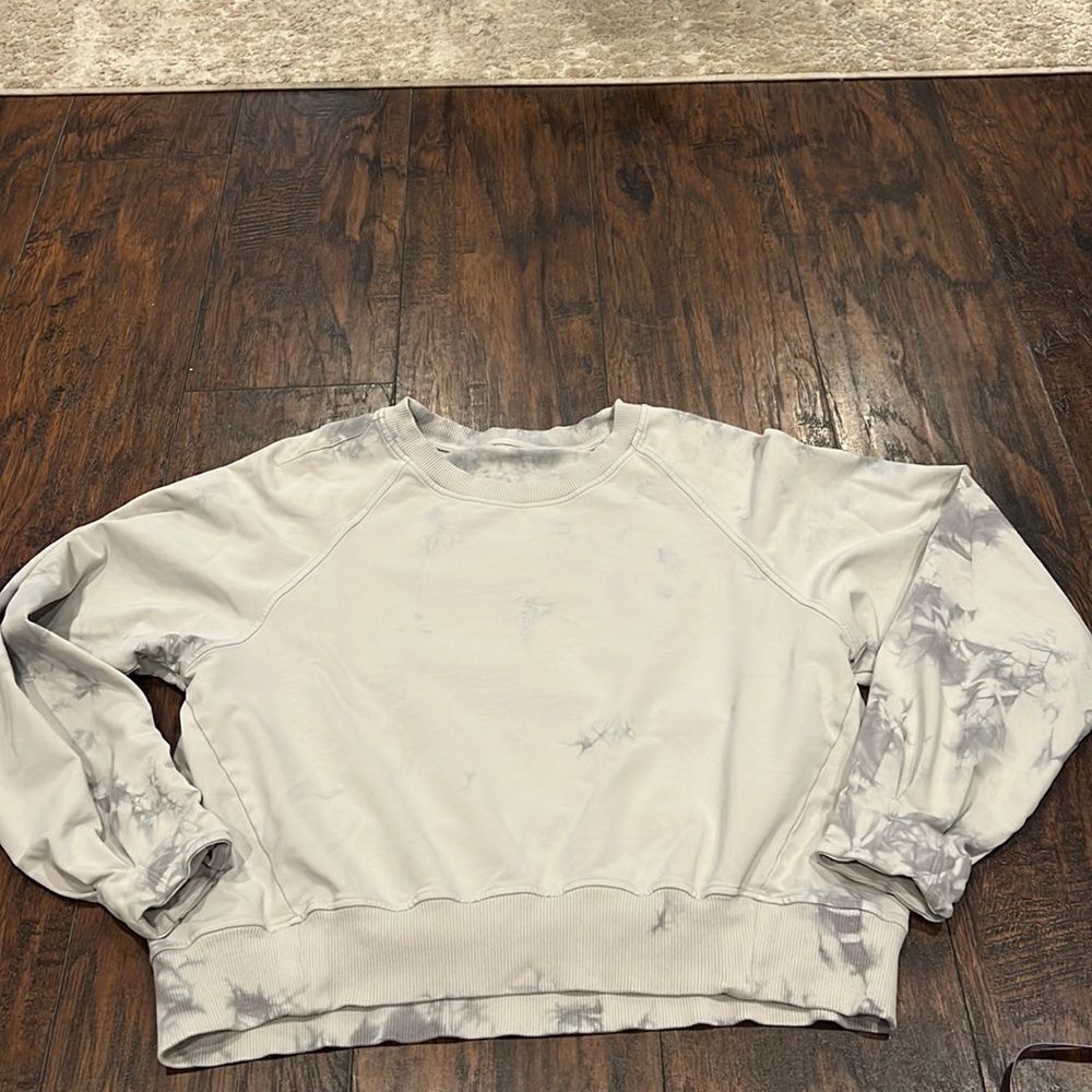 Lululemon Cropped Tie Dye Pullover in EUC size 4 no size tag check measurements